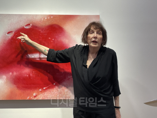 마릴린 민터가 지난달 29일 서울 용산구 리만머핀 서울에서 열린 기자간담회에서 작품 설명을 하고 있다. 사진=박은희 기자